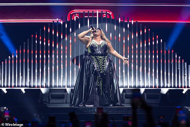 Lizzo's Cinched Waist And Curves Steal The Show At LA Concert Lizzo's Cinched Waist And Curves Steal The Show At LA Concert