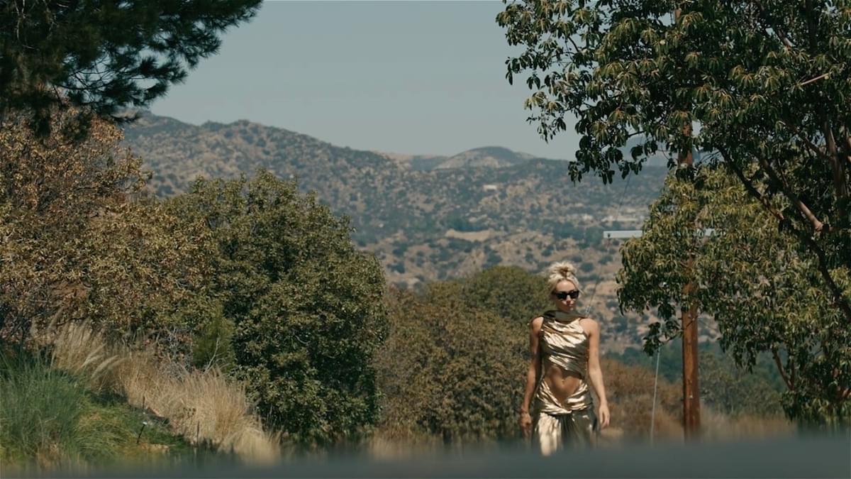 Miley Cyrus Luncurkan Single Baru: Miley Cyrus Luncurkan Single Baru: