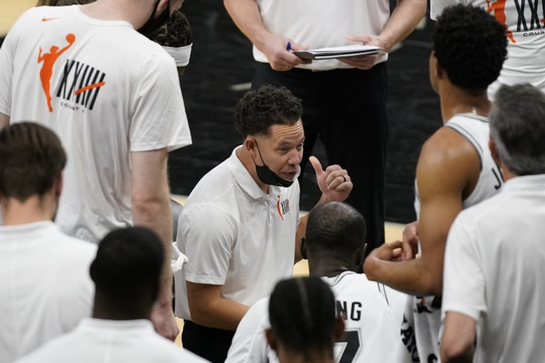 Mitch Johnson: Le Nouveau Coach Principal Des Spurs Après Le Départ De Popovich Mitch Johnson: Le Nouveau Coach Principal Des Spurs Après Le Départ De Popovich