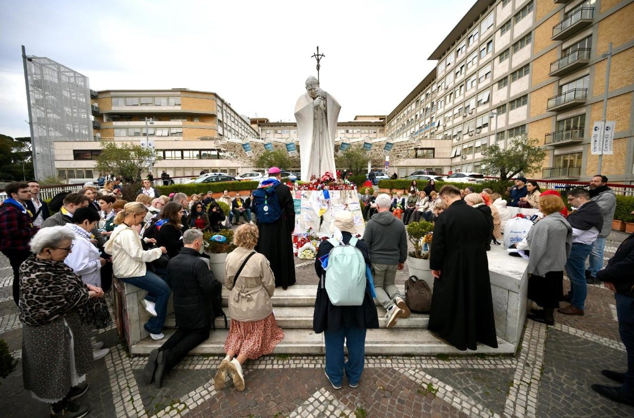 Množica Na Trgu Sv. Petra Pozdravlja Papeža Frančiška Množica Na Trgu Sv. Petra Pozdravlja Papeža Frančiška