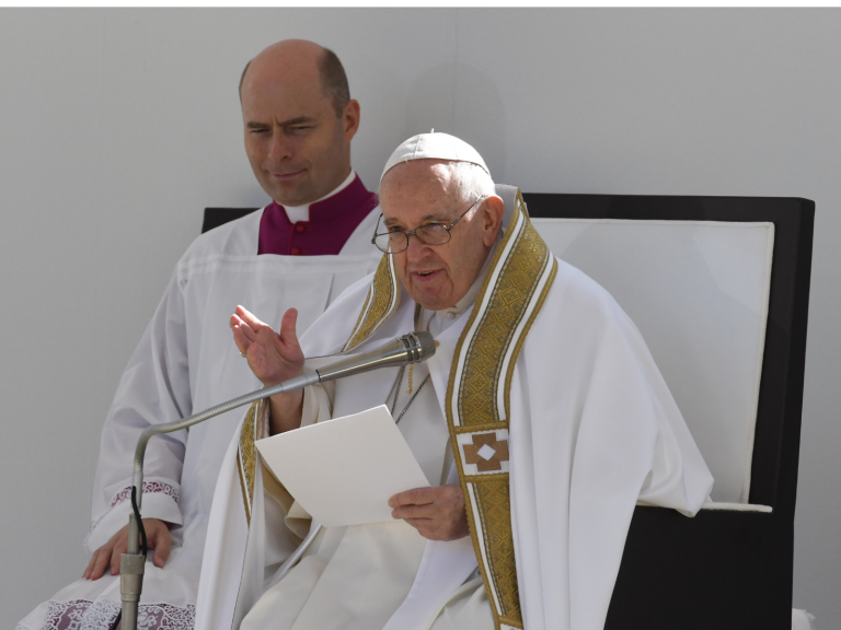 Multidão Dorme Nas Ruas Do Vaticano Em Homenagem Ao Papa Francisco Multidão Dorme Nas Ruas Do Vaticano Em Homenagem Ao Papa Francisco