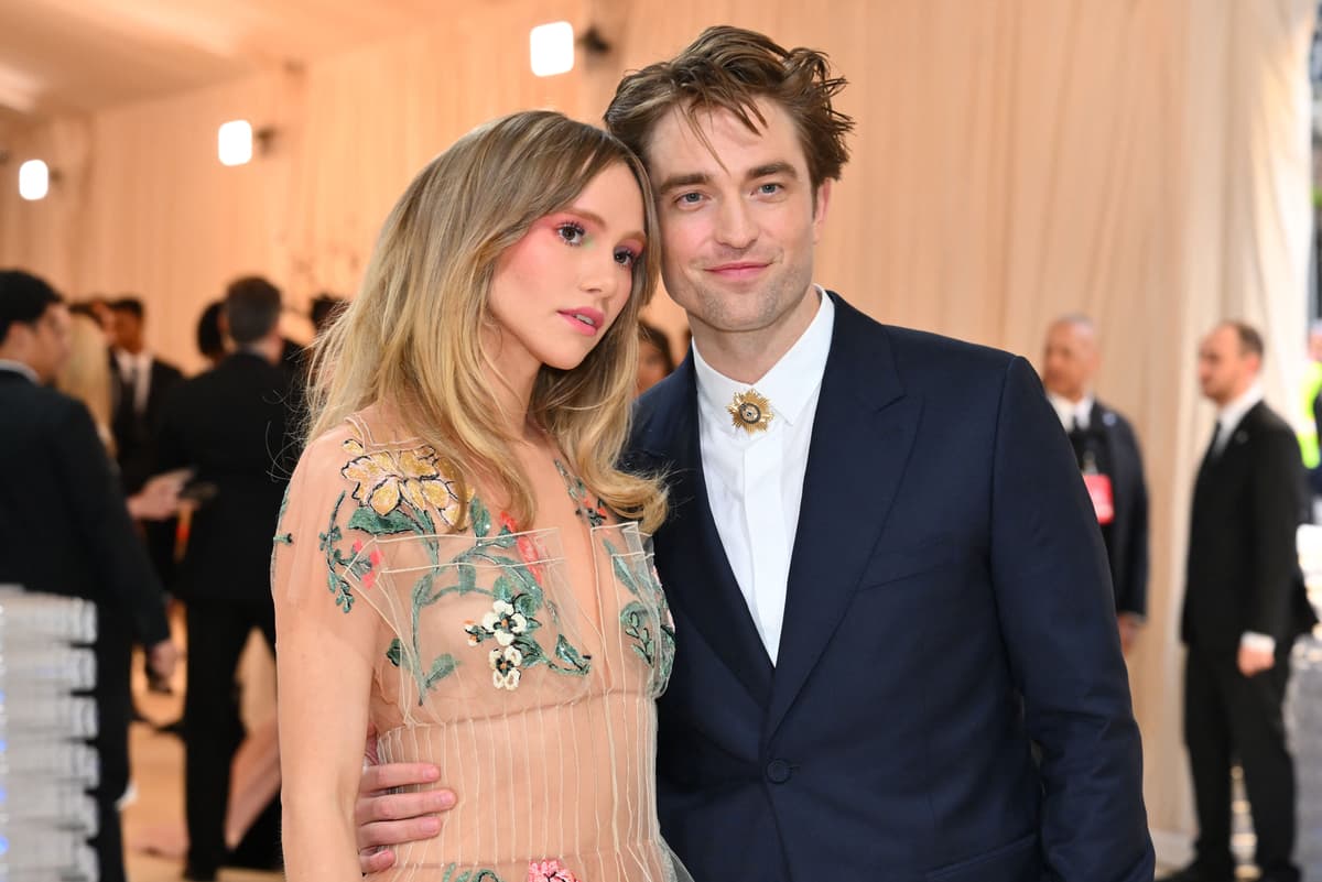 New Role, Familiar Face: Robert Pattinson And Suki Waterhouse New Role, Familiar Face: Robert Pattinson And Suki Waterhouse