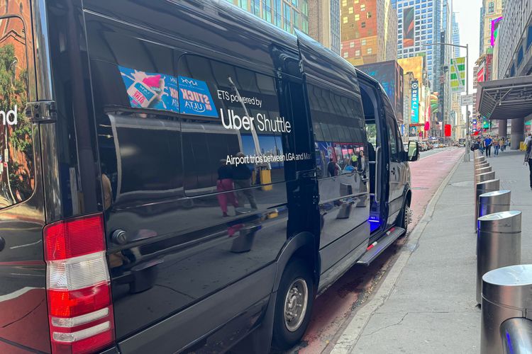 New Uber Shuttle: $5 Rides Home From The United Center New Uber Shuttle: $5 Rides Home From The United Center