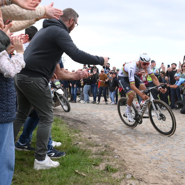 Paris-Roubaix Spectator Who Threw Bottle At Mathieu Van Der Poel Turns Himself In Paris-Roubaix Spectator Who Threw Bottle At Mathieu Van Der Poel Turns Himself In