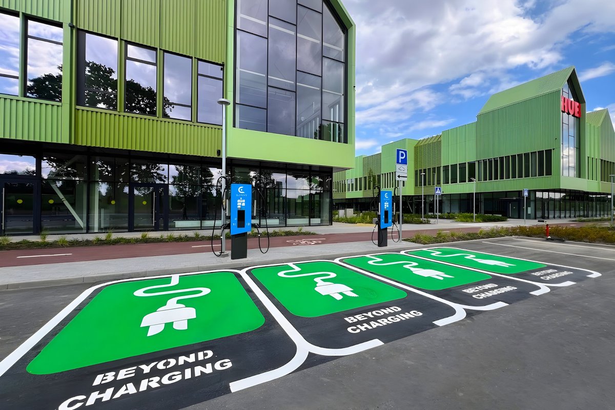 Porsche Investuoja Į Elektromobilių Infrastruktūrą Europoje: Atidarytas Naujas Įkrovimo Centras Porsche Investuoja Į Elektromobilių Infrastruktūrą Europoje: Atidarytas Naujas Įkrovimo Centras