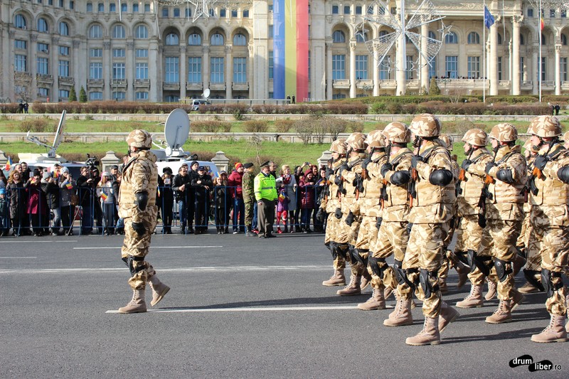 Revenirea Fraților Tate În România: Defilare Spectaculoasă Prin București Revenirea Fraților Tate În România: Defilare Spectaculoasă Prin București