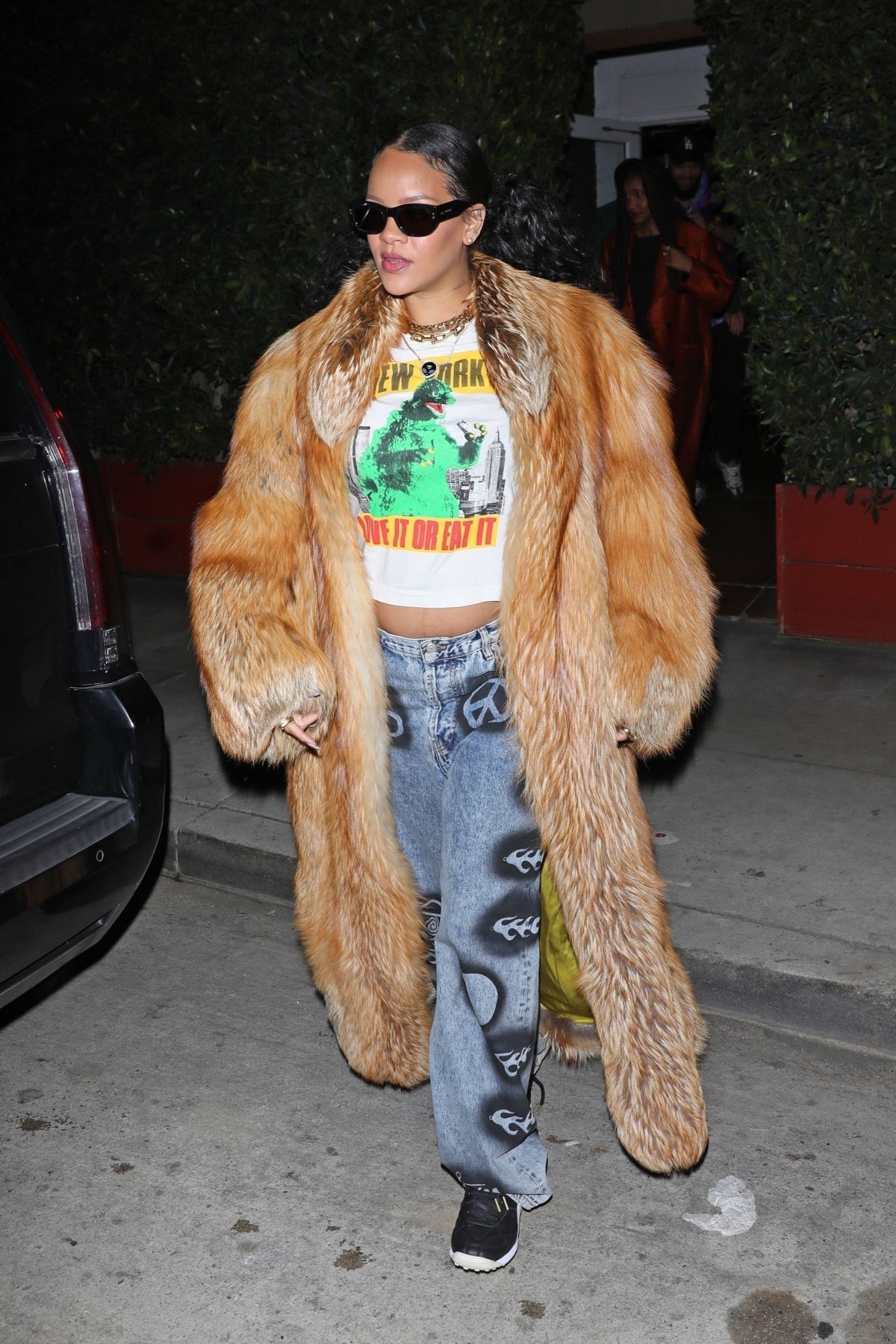 Rihanna Spotted In Santa Monica: Cozy Winter Outfit Details Rihanna Spotted In Santa Monica: Cozy Winter Outfit Details