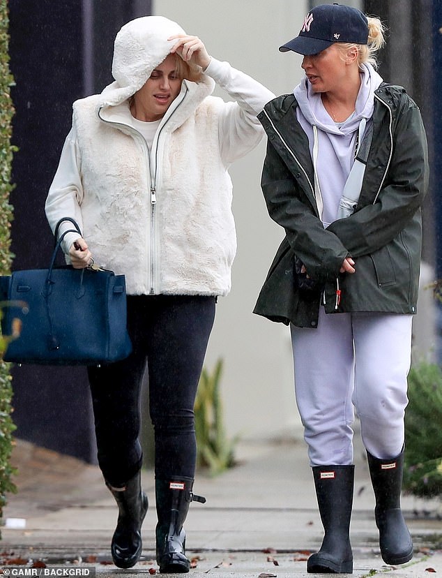 Rihanna's Latest Look: Bundled Up And Chic In Santa Monica Rihanna's Latest Look: Bundled Up And Chic In Santa Monica