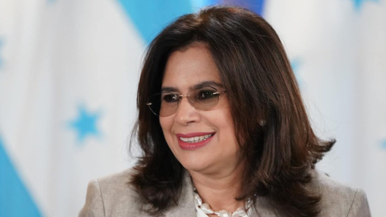 Rixi Moncada Responde A Cossette López: Análisis Del Choque De Posturas Rixi Moncada Responde A Cossette López: Análisis Del Choque De Posturas