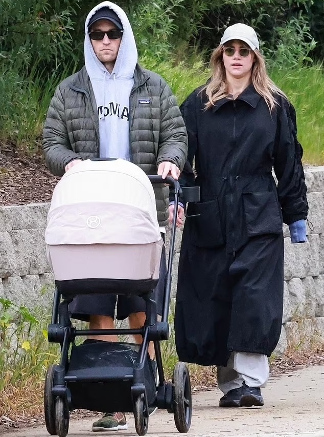 Robert Pattinson & Suki Waterhouse Spotted Holding Hands In NYC: Fueling The Batman 2 Rumors Robert Pattinson & Suki Waterhouse Spotted Holding Hands In NYC: Fueling The Batman 2 Rumors