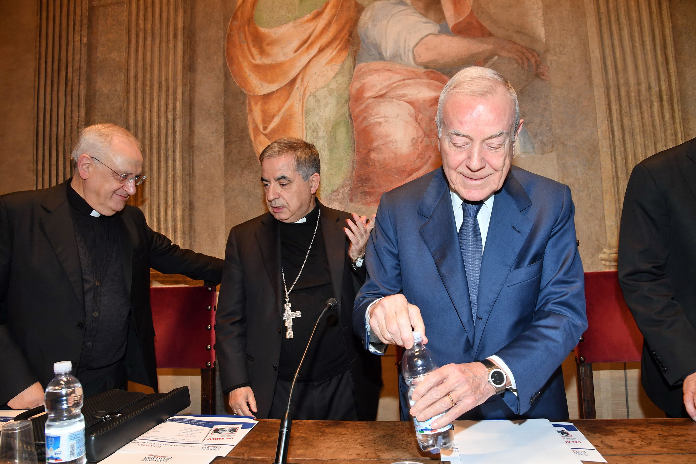 Scandalo Vaticano: Le Chat Segrete Di Becciu E Le Accuse Di Complotto Scandalo Vaticano: Le Chat Segrete Di Becciu E Le Accuse Di Complotto