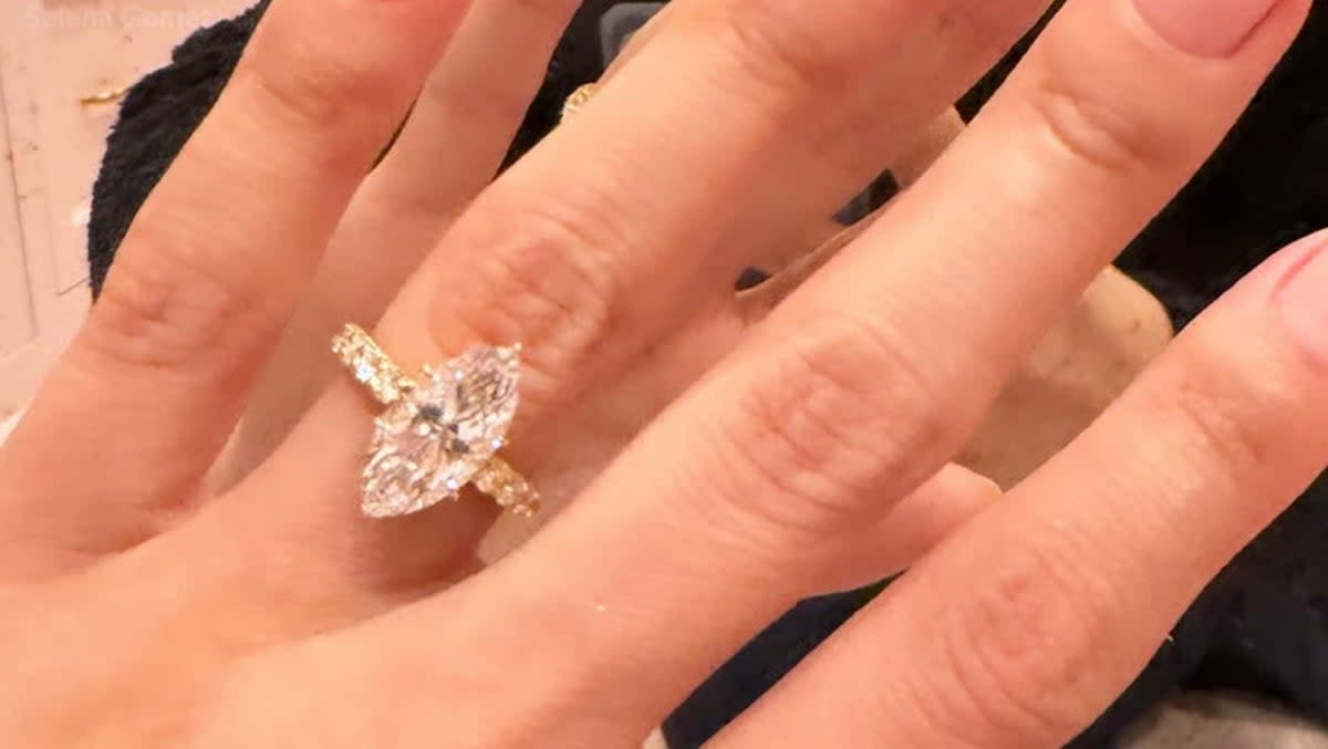 Selena Gomez: Accidental Sale Of Diamond Ring To Multiple Fans Selena Gomez: Accidental Sale Of Diamond Ring To Multiple Fans