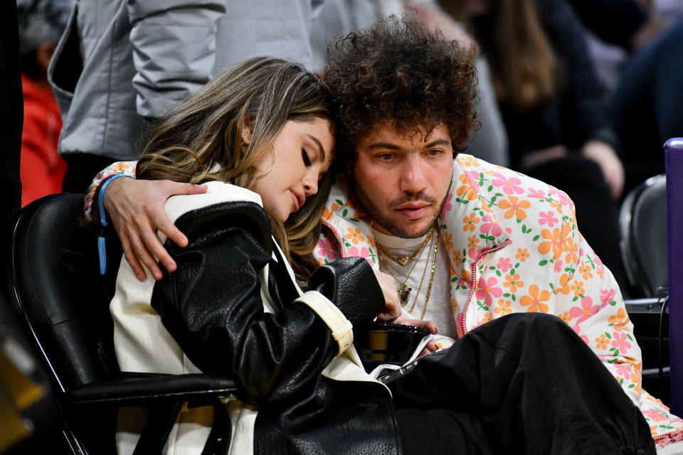 Selena Gomez Sells Benny Blanco Diamond Ring For A Mere $12 Selena Gomez Sells Benny Blanco Diamond Ring For A Mere $12