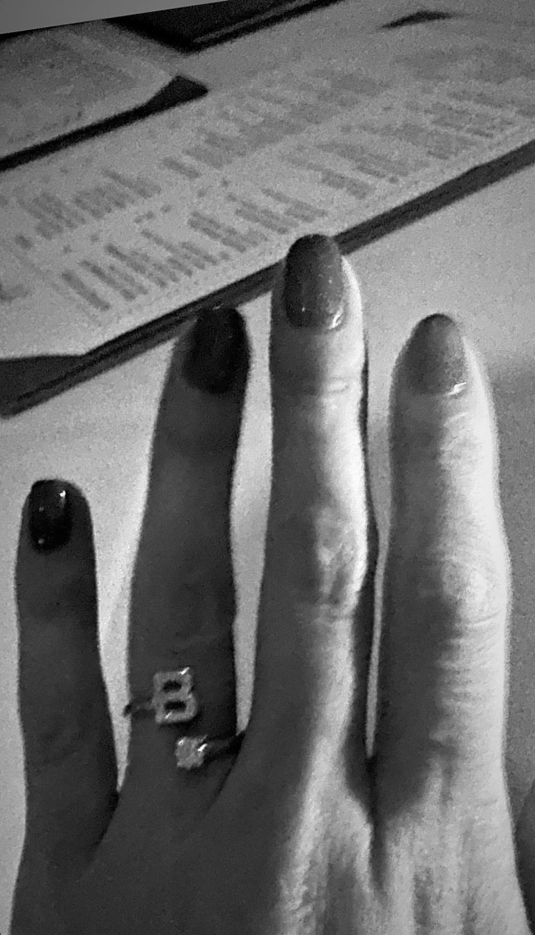 Selena Gomez's $3,000 Benny Blanco Diamond Ring Sells For A Mere $12 Selena Gomez's $3,000 Benny Blanco Diamond Ring Sells For A Mere $12
