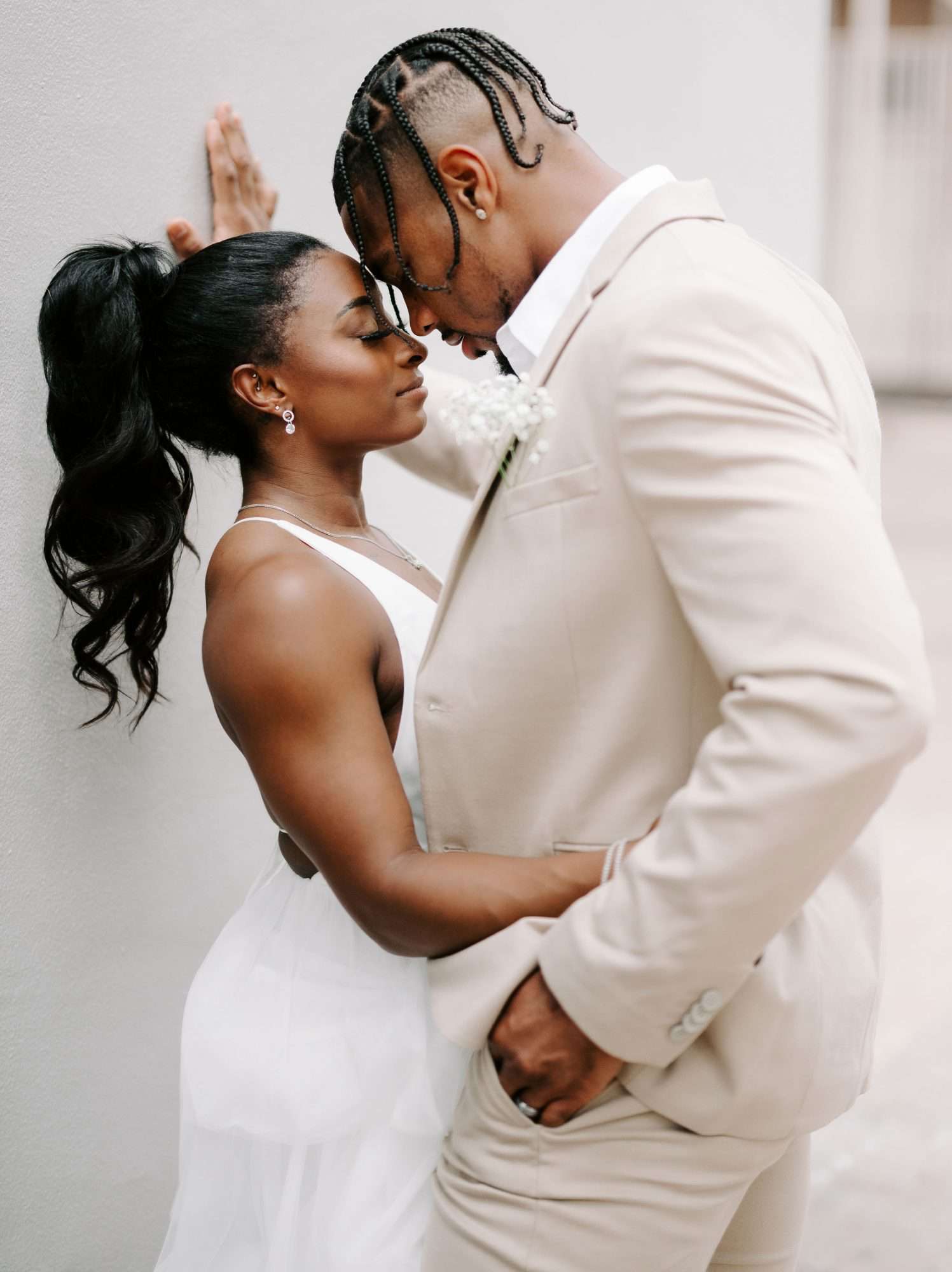 Simone Biles' Stunning New Hair: Photos With Husband Jonathan Owens Simone Biles' Stunning New Hair: Photos With Husband Jonathan Owens