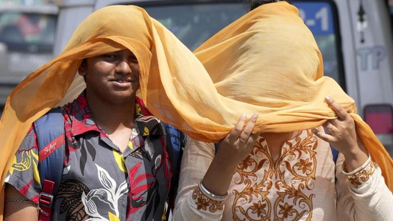 South Bengal Heatwave: 5 Districts Face Extreme Temperatures South Bengal Heatwave: 5 Districts Face Extreme Temperatures