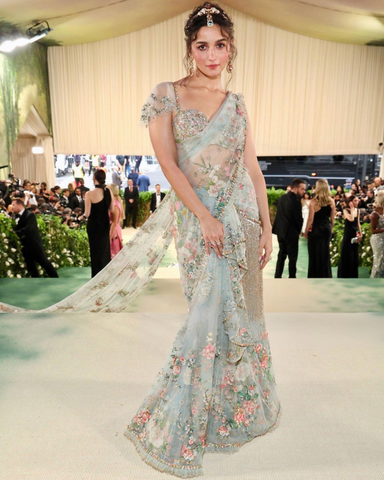 SRK's Stunning Sabyasachi Ensemble At The Met Gala SRK's Stunning Sabyasachi Ensemble At The Met Gala