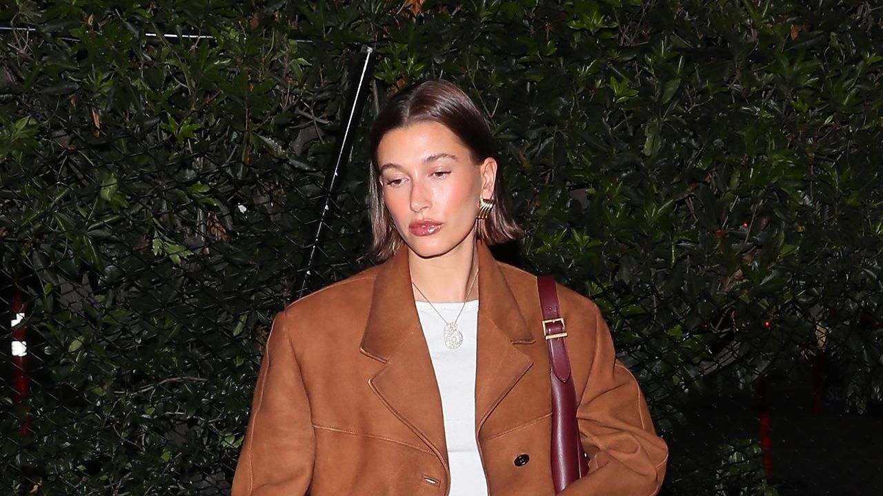 Stil Hailey Bieber: Analiza Vintage Gucci Haljine I Izbora Obuće Stil Hailey Bieber: Analiza Vintage Gucci Haljine I Izbora Obuće