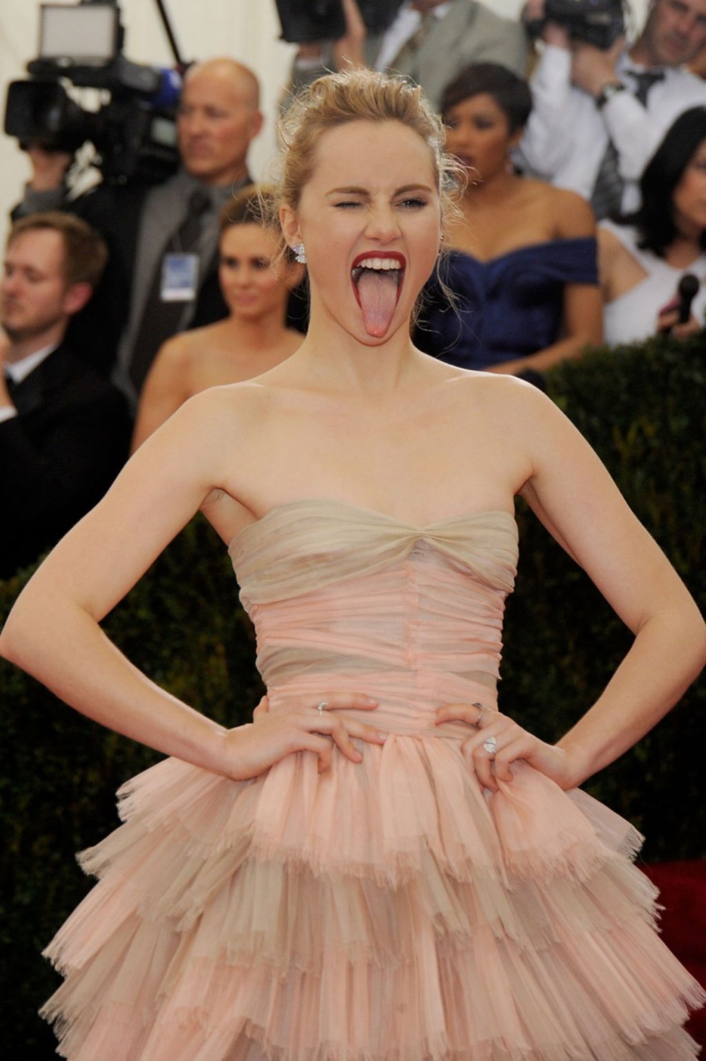 Suki Waterhouse Stuns In Revealing Black Tuxedo At Met Gala 2025 Suki Waterhouse Stuns In Revealing Black Tuxedo At Met Gala 2025