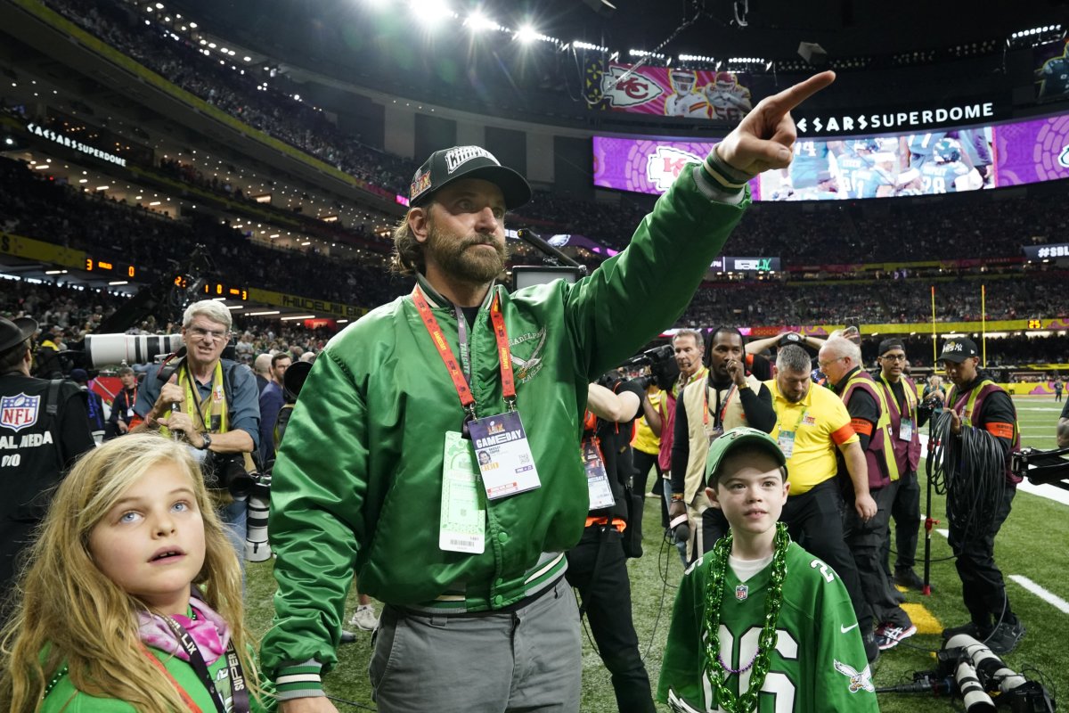 Super Bowl 2025: Bradley Cooper And 7-Year-Old Daughter Lea's Matching Green Outfits Super Bowl 2025: Bradley Cooper And 7-Year-Old Daughter Lea's Matching Green Outfits