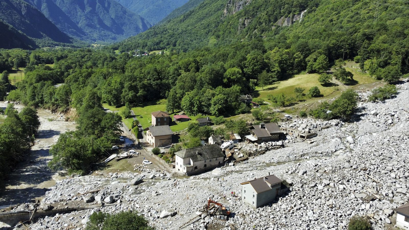 Swiss Alps Landslide: Emergency Livestock Evacuation Underway Swiss Alps Landslide: Emergency Livestock Evacuation Underway