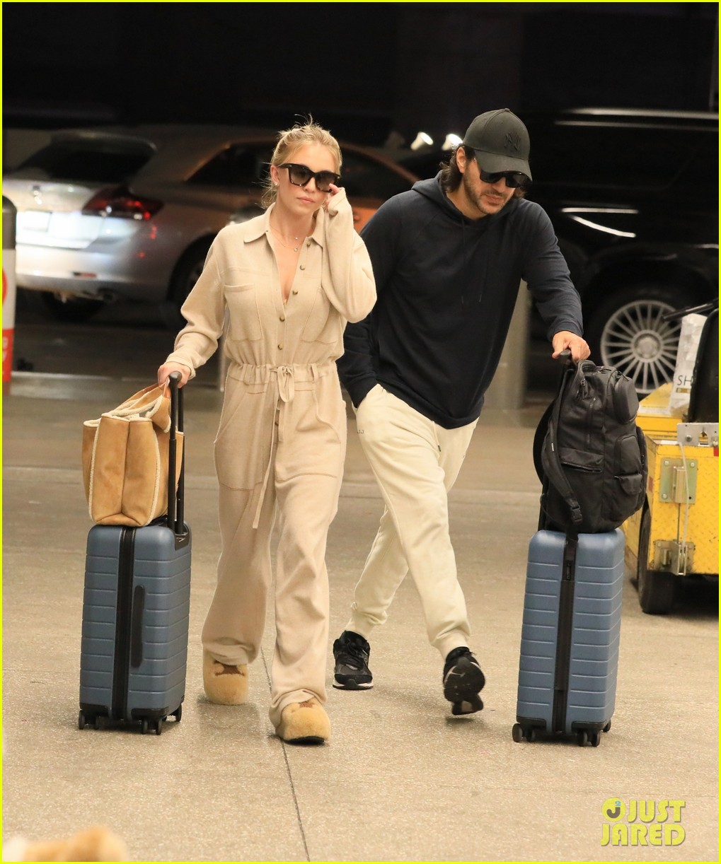 Sydney Sweeney And Jonathan Davino: Breakup Rumors Spark After Solo Hotel Stay Sydney Sweeney And Jonathan Davino: Breakup Rumors Spark After Solo Hotel Stay
