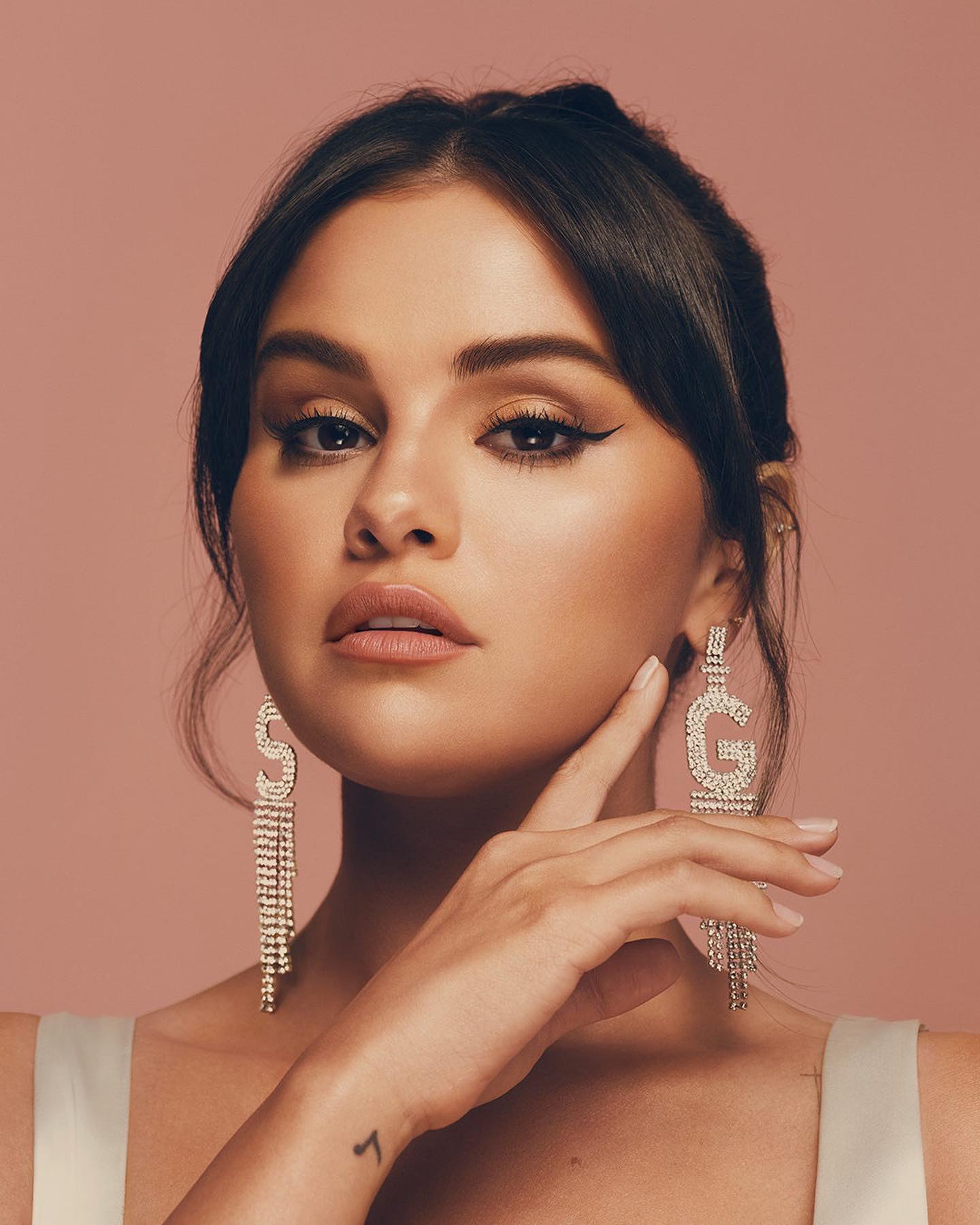 The Story Behind Selena Gomez's $3,000 To $12 Diamond Ring Sale The Story Behind Selena Gomez's $3,000 To $12 Diamond Ring Sale