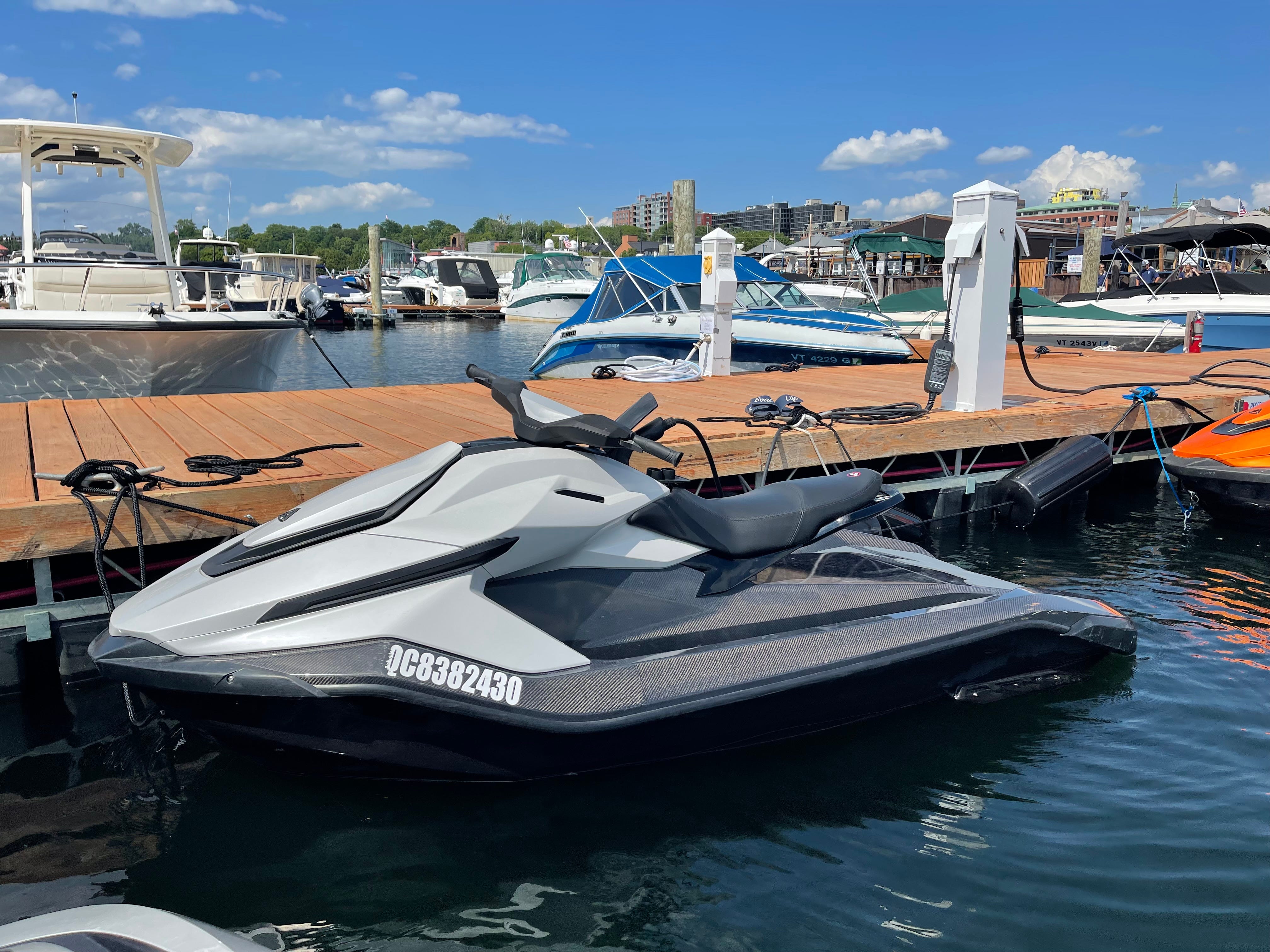 Tiga Jet Ski Premium Kawasaki Resmi Diluncurkan: Kemewahan Di Atas Air Tiga Jet Ski Premium Kawasaki Resmi Diluncurkan: Kemewahan Di Atas Air