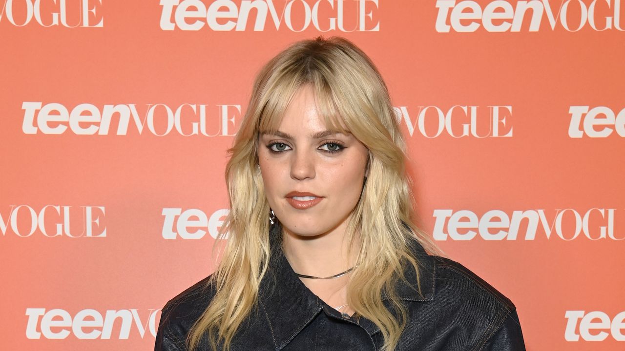 Topless Video Sparks Discussion: Reneé Rapp And LGBTQ+ Representation Topless Video Sparks Discussion: Reneé Rapp And LGBTQ+ Representation
