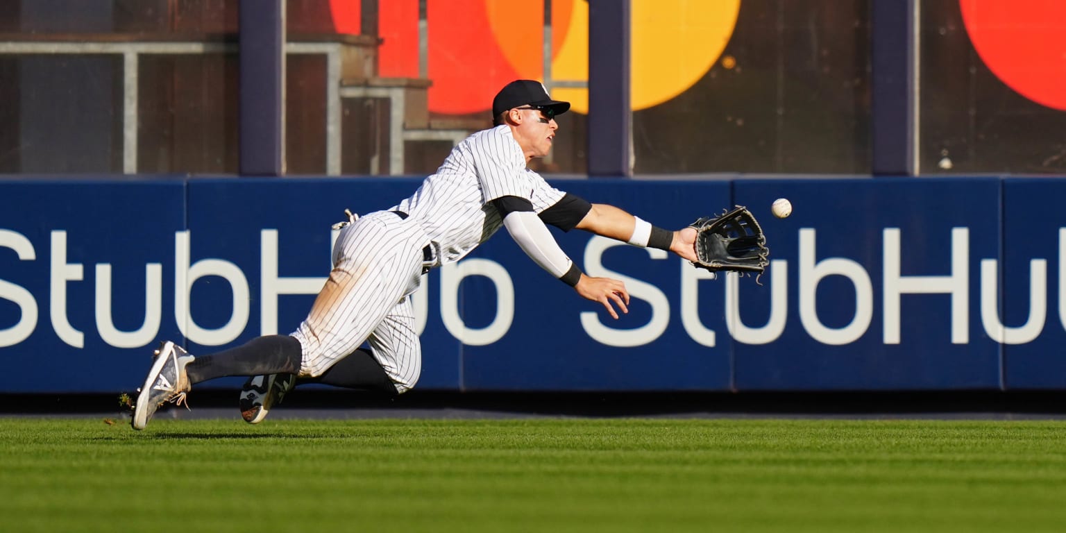 Unbelievable Catch: Mariners Outfielder's Diving Grab Vs. Giants Unbelievable Catch: Mariners Outfielder's Diving Grab Vs. Giants