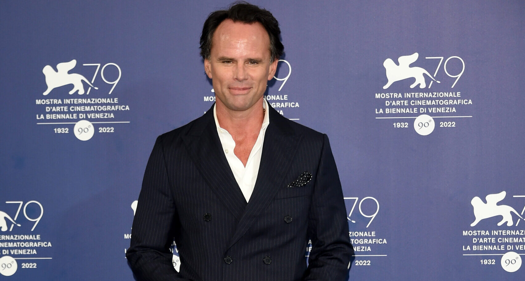 Walton Goggins Pokes Fun At White Lotus Fan Theories Before SNL Walton Goggins Pokes Fun At White Lotus Fan Theories Before SNL