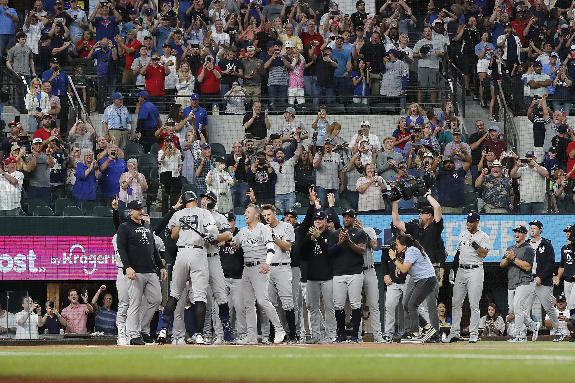 Yankees Star Aaron Judge Hints At 2025 With Push-Up Display Yankees Star Aaron Judge Hints At 2025 With Push-Up Display